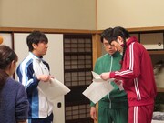 飯塚と打ち合わせをするじろうと児玉。