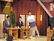 「コントな奴ら」収録の合間に談笑する長谷川、豊本、飯塚。