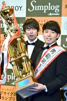 「よしもと男前ブサイクランキング2014」で男前ランキング1位に輝き、殿堂入りを果たしたピース綾部（手前）。