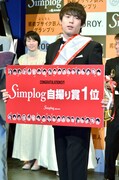 「Simplog自撮り賞1位」に選ばれたウーマンラッシュアワー村本。
