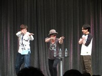 下田美咲のコールを板倉に伝授しようとする淳と森本。