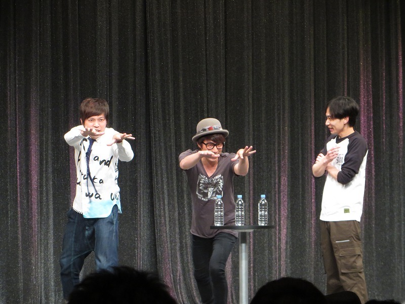 下田美咲のコールを板倉に伝授しようとする淳と森本。