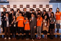 Webコミックサービス「comico（コミコ）」投稿コンテストの表彰式に出席した、はりけ～んず前田（前列左から3人目）ら。