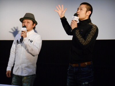 映画「サンブンノイチ」のティーチイン付き試写会に登壇した、品川ヒロシ監督（右）と、水玉れっぷう隊・ケン（左）。(c)2014「サンブンノイチ」製作委員会