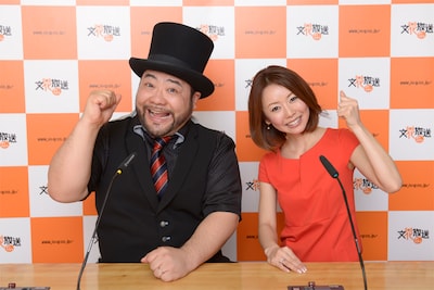 新番組「土曜の午後は♪ヒゲとノブコのWEEKEND JUKEBOX」に出演する、髭男爵・山田ルイ53世（左）と、宮崎宣子。(c)文化放送