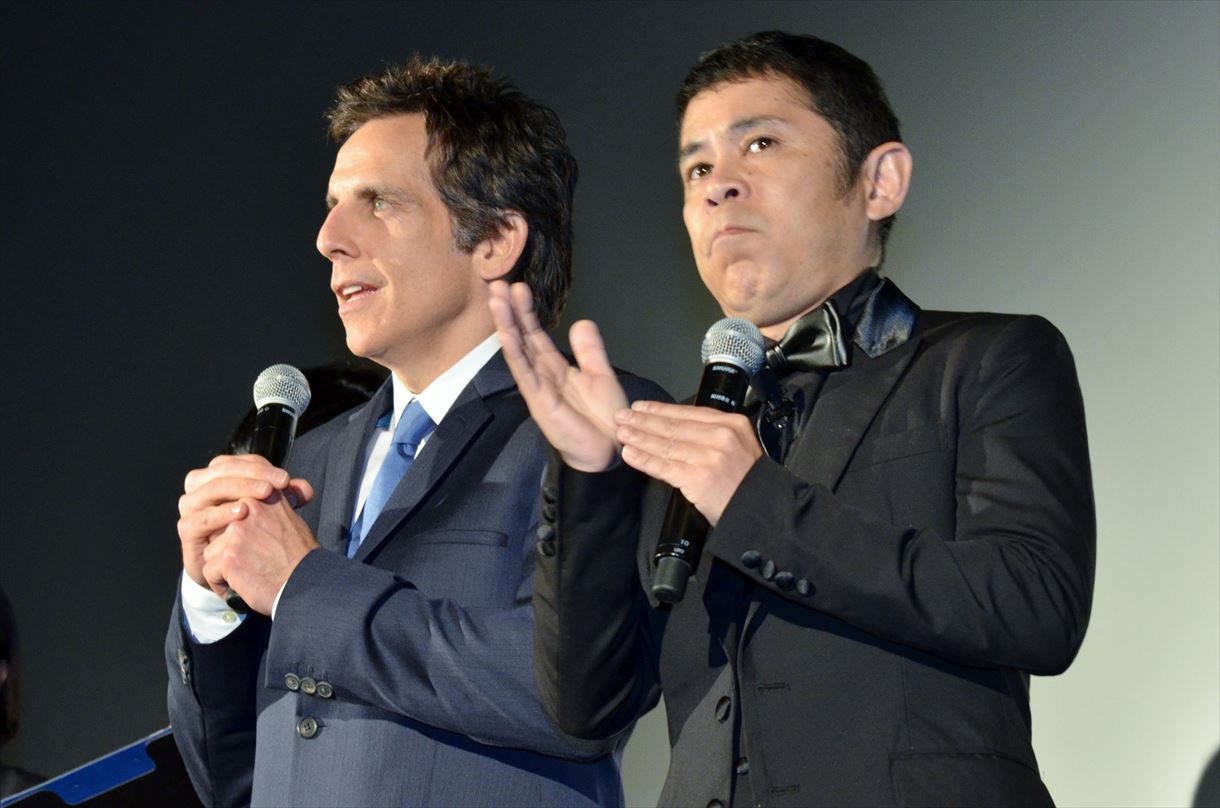 ナインティナイン岡村（右）と、ベン・スティラー（左）。