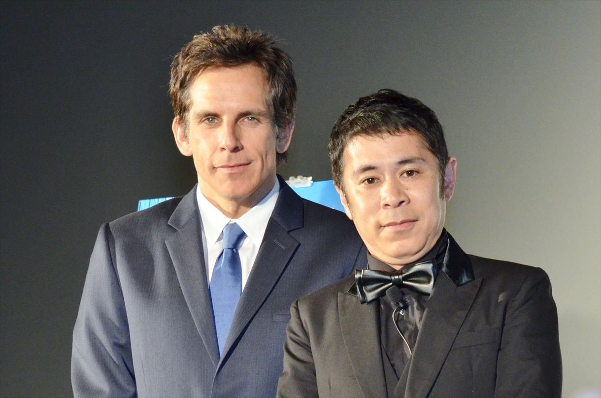 ナインティナイン岡村（右）と、ベン・スティラー（左）。