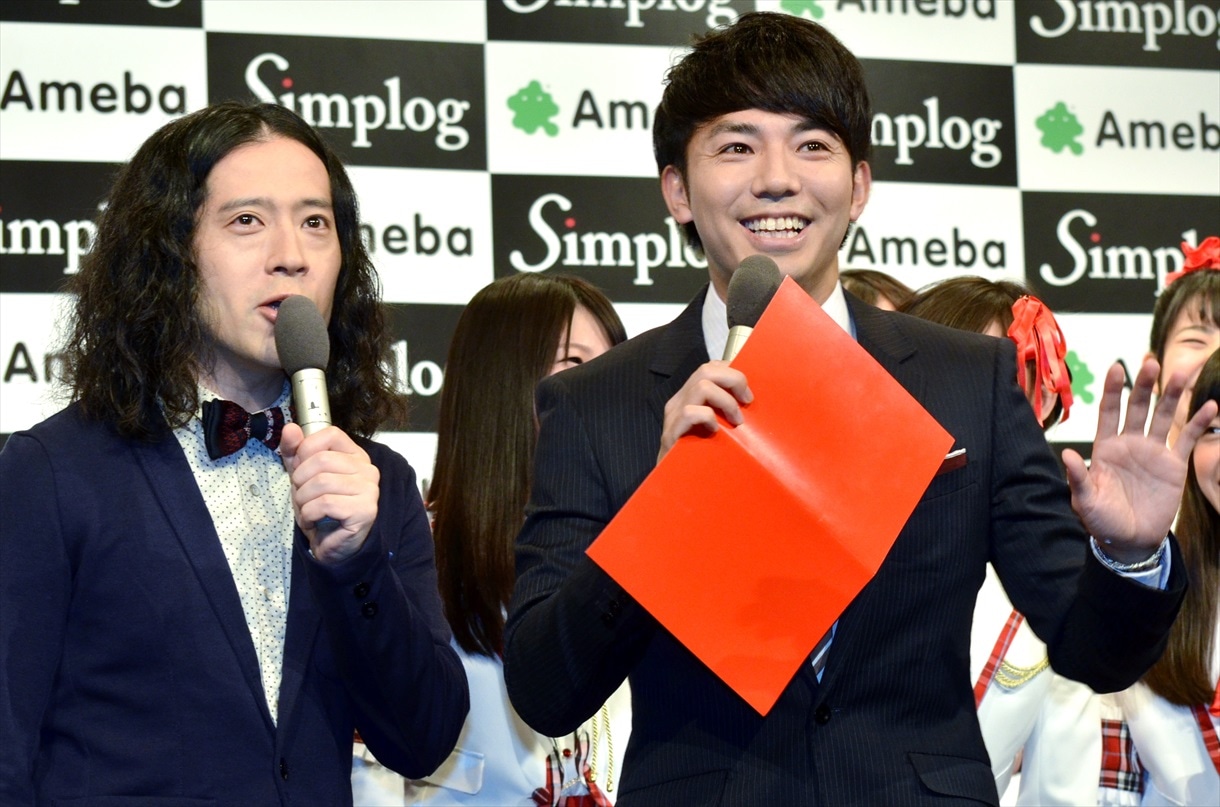 イベントでMCを務めたピース（手前）。
