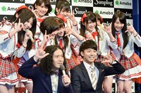 橋本環奈のブログに掲載するため記念写真を撮影するピース（手前）と、Rev.From DVL。