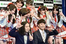 橋本環奈のブログに掲載するため記念写真を撮影するピース（手前）と、Rev.From DVL。