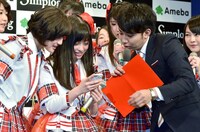 ブログを更新する橋本環奈（中央）、ピース綾部（手前右）ら。