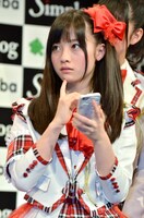 イベント中にブログを更新する橋本環奈（Rev.From DVL）