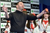 スティーブ・ジョブズに扮し、“ニューiPphone”として朱肉をプレゼンするレイザーラモンRG。