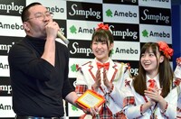 スティーブ・ジョブズに扮して登場し「Rev.From DVLあるある」を歌うレイザーラモンRG（左）。右が橋本環奈。