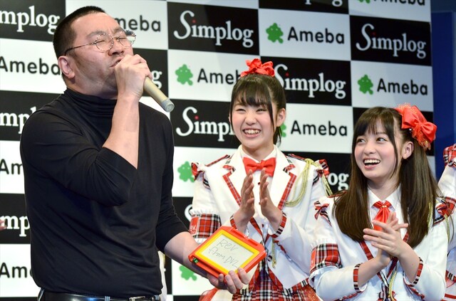 スティーブ・ジョブズに扮して登場し「Rev.From DVLあるある」を歌うレイザーラモンRG（左）。右が橋本環奈。