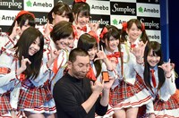 記念撮影に応じるレイザーラモンRG（手前）と、Rev.From DVL。