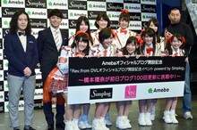 アイドルユニット・Rev.From DVLのAmebaオフィシャルブログ開設記念イベントに登場したピース（左端）、レイザーラモンRG（後列右端）。