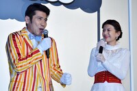 （左から）ゴリとスザンヌ。映画「メリー・ポピンズ」の誕生秘話を描いた本作にちなみ「メリー・ポピンズ」風の衣装で登場した。