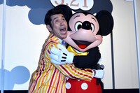 米映画「ウォルト・ディズニーの約束」の特別試写会イベントで、ミッキーマウスとのハグに歓喜するガレッジセール・ゴリ。