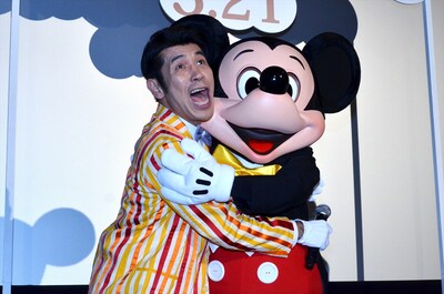 米映画「ウォルト・ディズニーの約束」の特別試写会イベントで、ミッキーマウスとのハグに歓喜するガレッジセール・ゴリ。