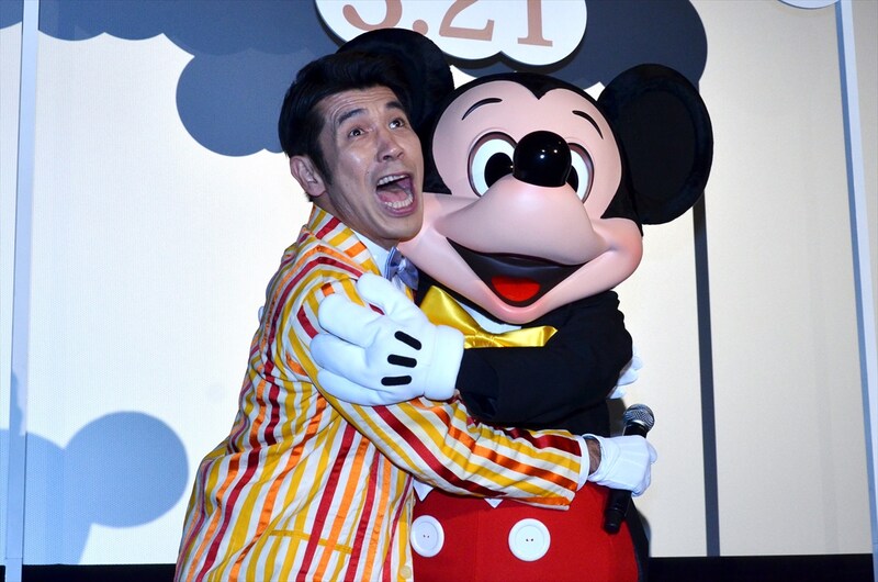米映画「ウォルト・ディズニーの約束」の特別試写会イベントで、ミッキーマウスとのハグに歓喜するガレッジセール・ゴリ。