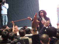 観客を杖で指すRGにゴエは「失礼ですよ！」としっかり注意。