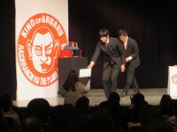 大吉が代筆した色紙をプレゼント。