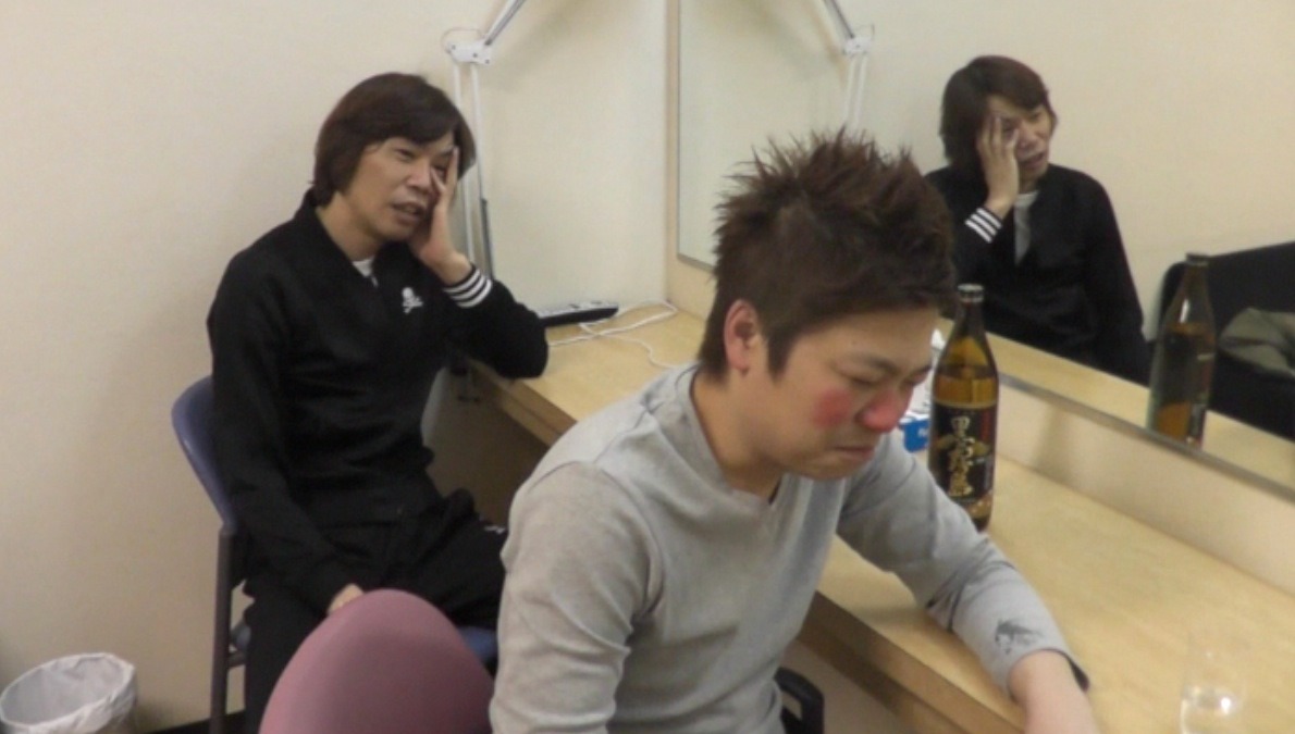 酒におぼれる土肥とそれを見守る長谷兄。