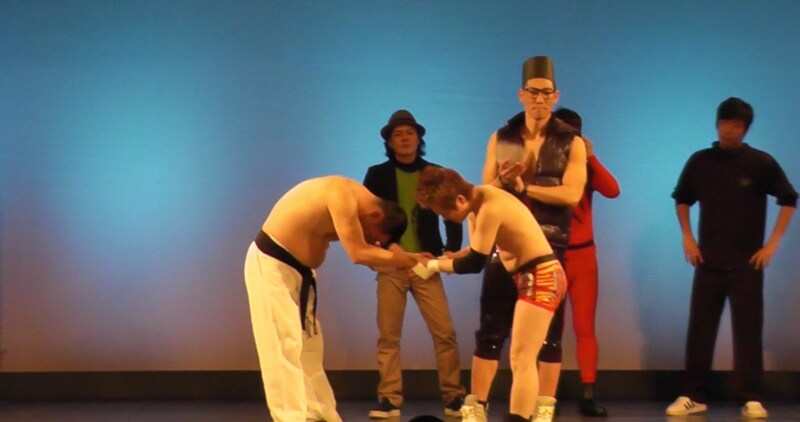 京都・祇園花月にて「新祇園プロレス ～土肥ポン太42歳レイザーラモンRGに負けたら即引退スペシャル～」で互い健闘を称え合うRGと土肥。