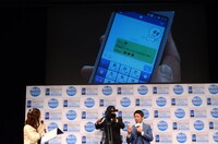 「増税前節約トークショー Presented by Wi-Fi ほぼスマホ」で妻にLINEでメッセージを送るやまもと。