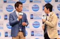 「増税前節約トークショー Presented by Wi-Fi ほぼスマホ」に出演したやまもとまさみ（左）と東貴博。