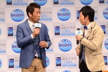 「増税前節約トークショー Presented by Wi-Fi ほぼスマホ」に出演したやまもとまさみ（左）と東貴博。