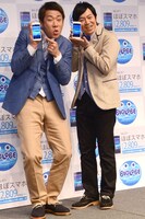 「増税前節約トークショー Presented by Wi-Fi ほぼスマホ」に出演したやまもとまさみ（左）と東貴博。