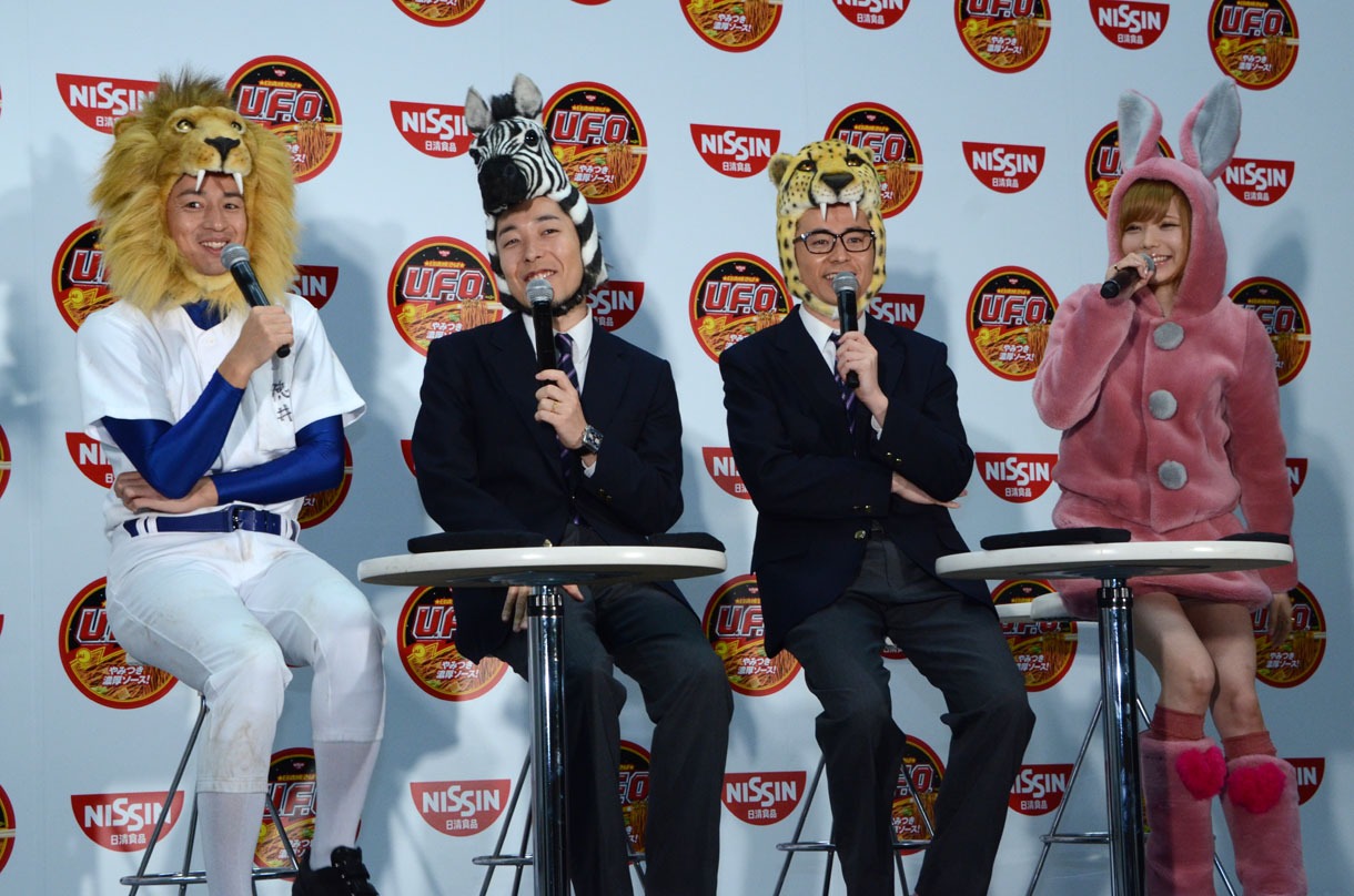 「日清焼そば U.F.O.」新CM発表会の様子。