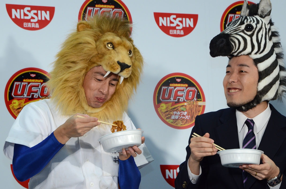 「日清焼そば U.F.O.」を味わう徳井と中田（左から）。