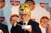 「特濃ソース、うまうぃーね！」と“やみつき顔”を披露する藤森。