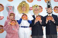 「日清焼そば U.F.O.」新CM発表会に登場した（左から）益若つばさ、チュートリアル徳井、オリエンタルラジオ。