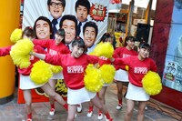 「ドリフ大爆笑」のオープニング曲を踊るスクールメイツ。