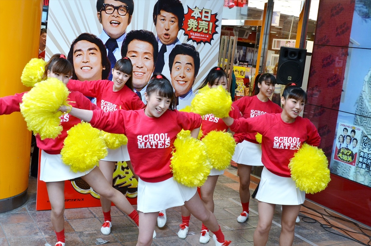 「ドリフ大爆笑」のオープニング曲を踊るスクールメイツ。