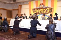 タイトル発表時の様子。各曜日担当スタッフが海賊に扮して登場した。