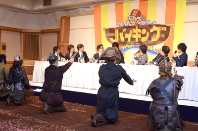 タイトル発表時の様子。各曜日担当スタッフが海賊に扮して登場した。