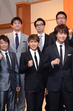 （後列左から）伊藤利尋フジテレビアナウンサー、おぎやはぎ、（前列左から）坂上忍、NAOTO、TAKAHIRO。
