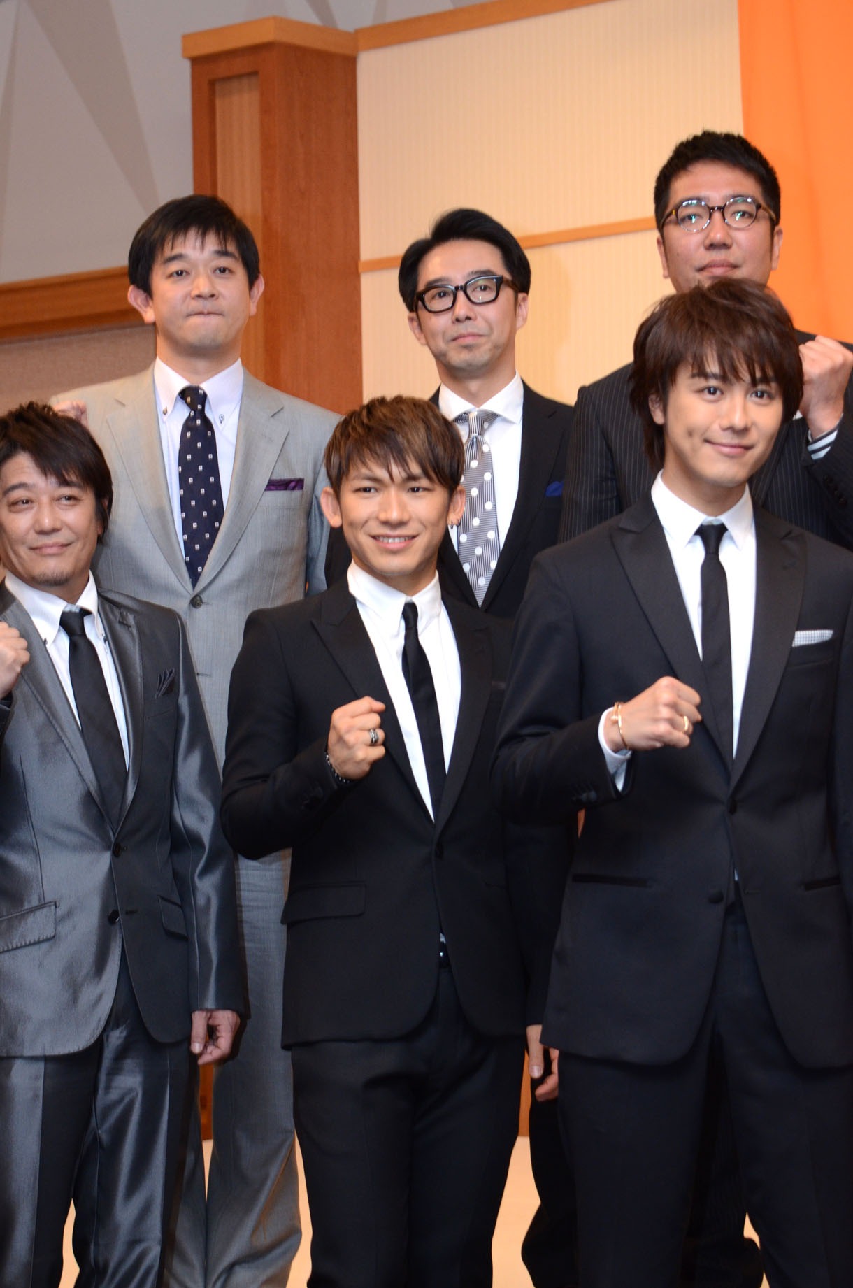 （後列左から）伊藤利尋フジテレビアナウンサー、おぎやはぎ、（前列左から）坂上忍、NAOTO、TAKAHIRO。