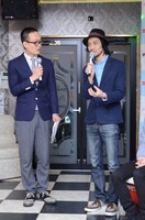 会見の司会を務めたピーマンズスタンダード南川（左）、山田ジャパン主宰の山田能龍。