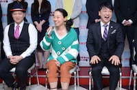 記者会見に出席した（左から）大滝裕一、いとうあさこ、エネルギー森。