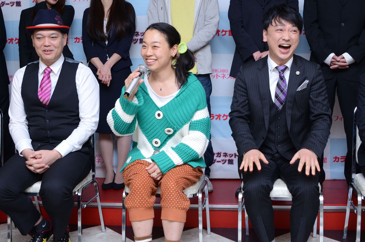記者会見に出席した（左から）大滝裕一、いとうあさこ、エネルギー森。