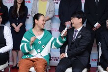 エネルギー森にマイクを突きつけ、交際相手に関する質問に答えさせようとするいとうあさこ。