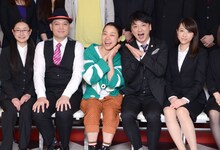 記者会見に出席した（左から）横内亜弓、大滝裕一、いとうあさこ、エネルギー森、あやまん監督。