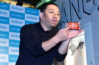 「KKBOXステッカー、オンザ朱肉」とアピールするRG。