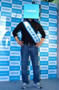 「DJ KKBOX」の被り物を被るRG。